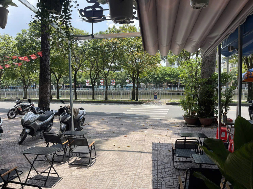 Quán Cafe Đẹp Lắm Giá Rẻ 98 Tr , Mt Có Vỉa Hè 10M Và Khu Văn Phòng Mát Rượi , Dt : 4M X 20M , Tel :