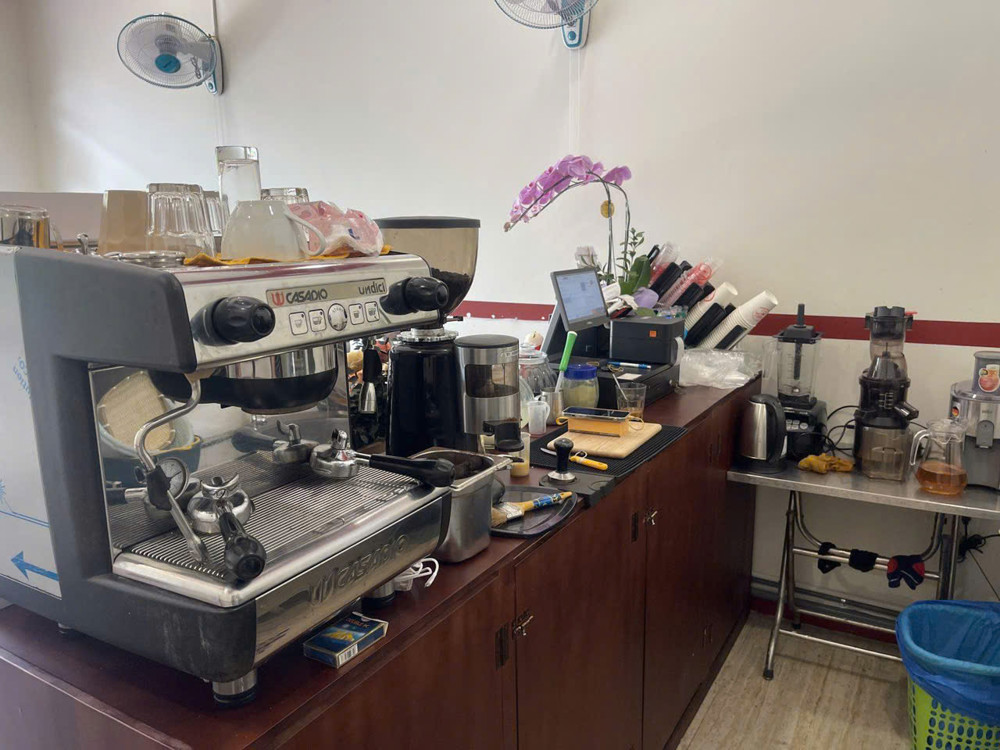 Quán Cafe Đẹp Lắm Giá Rẻ 98 Tr , Mt Có Vỉa Hè 10M Và Khu Văn Phòng Mát Rượi , Dt : 4M X 20M , Tel :