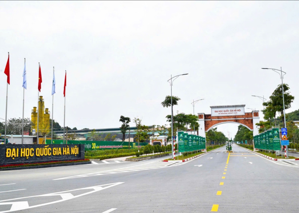 Bán 100M2 Đất Vị Trí Lõi Trung Tâm Thành Phố , Sát Cổng Đhgq Hà Nội , Bám Trục Chính Kinh Doanh,