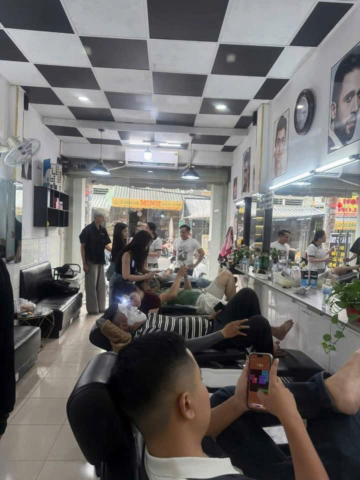 Bình Tân ! Sang Salon Tóc Nam Mới Đẹp , Mặt Tiền Đường Gần Khu Chợ Sầm Uất, Tel : 0907949333 (