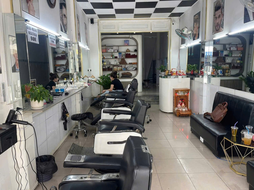 Bình Tân ! Sang Salon Tóc Nam Mới Đẹp , Mặt Tiền Đường Gần Khu Chợ Sầm Uất, Tel : 0907949333 (