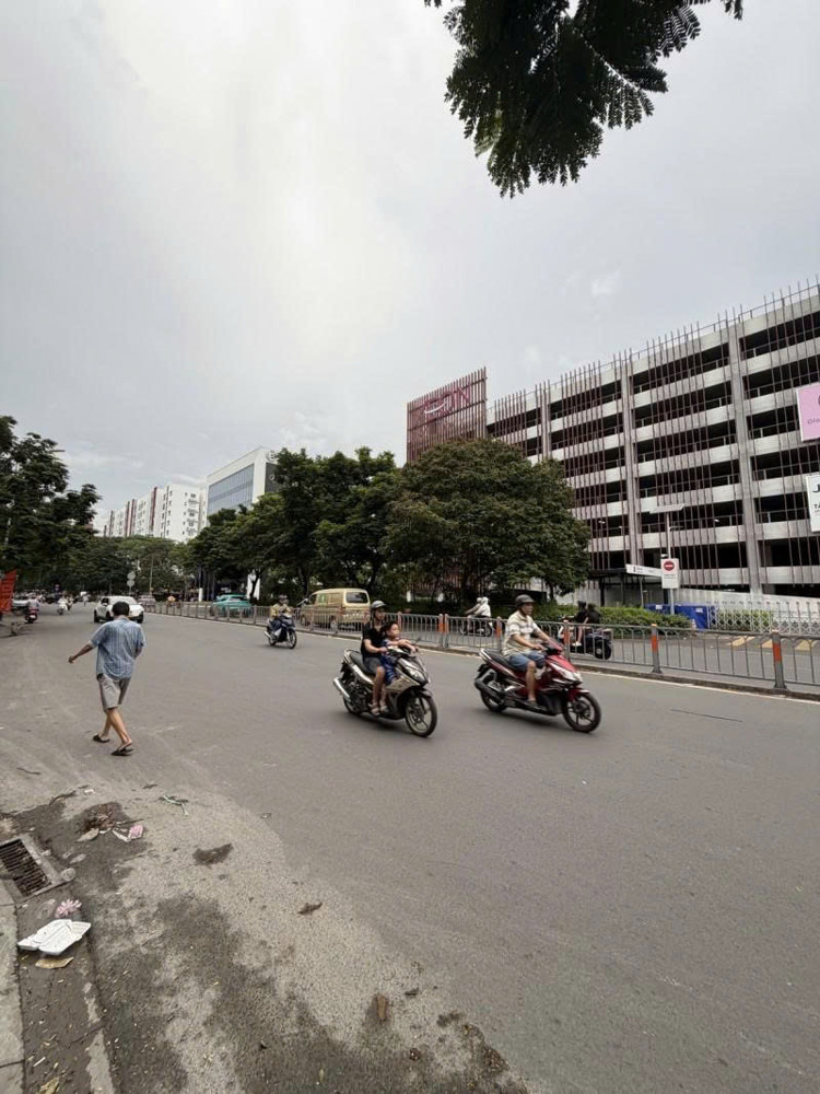 Bán Nhà Mặt Tiền Bờ Bao Tân Thắng - Ngay Cổng Aeon Mail, 4X30m, Cấp 4, Tiện Xây, 22,8 Tỷ