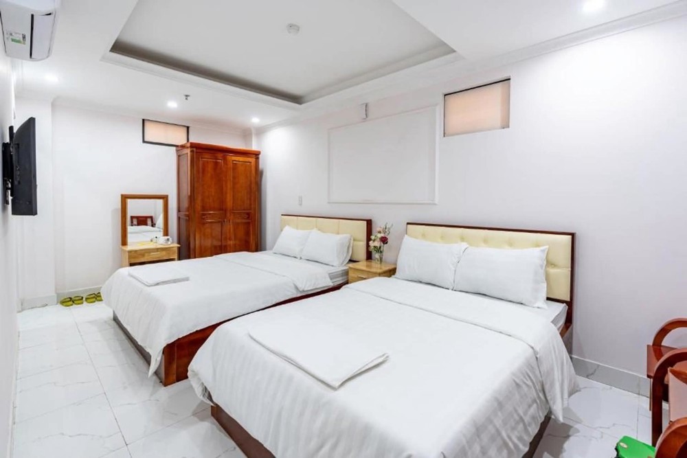 Khách Sạn Cổ Linh, Dòng Tiền Ổn Định 1.2Tỷ/năm ,Vỉa Hè, Ôtô Dừng Đỗ Ngày Đêm