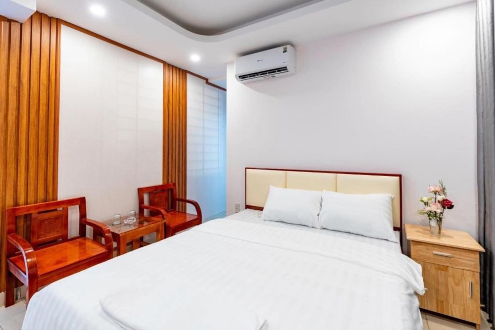 Khách Sạn Cổ Linh, Dòng Tiền Ổn Định 1.2Tỷ/năm ,Vỉa Hè, Ôtô Dừng Đỗ Ngày Đêm