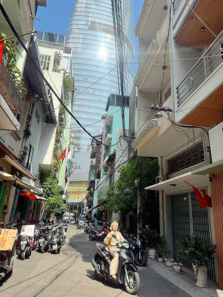 Chính Chủ Cần Bán Nhà 3 Mặt Tiền Xe Hơi Thông Đường Hàm Nghi & Hải Triều & Nguyễn Huệ - View Tòa