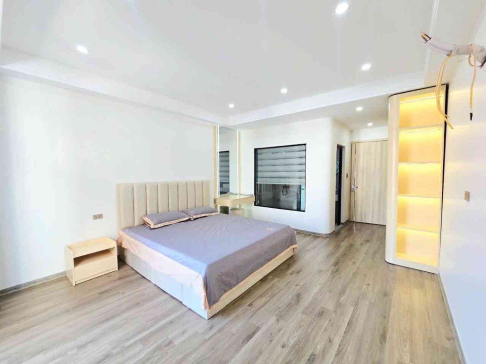 Bán Nhà Nguyễn Văn Linh – Long Biên - Hàng Đẹp Hiếm – Thang Máy – Gara Ô Tô – Ở Ngay Đẳng Cấp