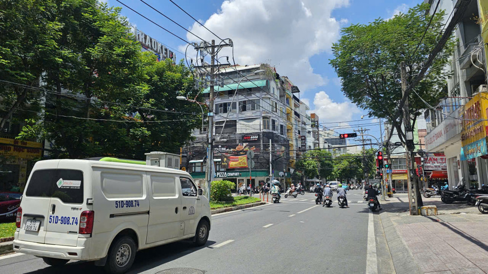 Bán Gấp Nhà Mặt Tiền Bàu Cát, Tân Bình, 133M2, Giá Chỉ 15 Tỷ, Vị Trí Kinh Doanh Đắc Địa, Sở Hữu