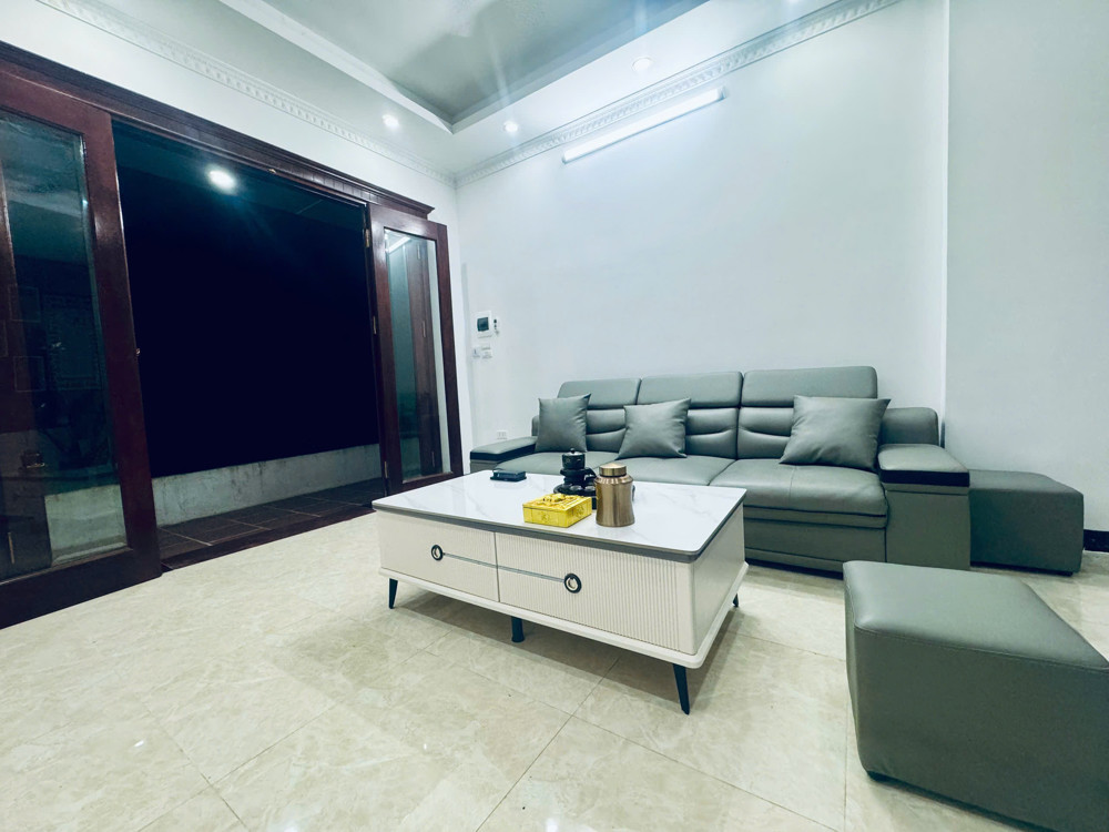 Bán Nhà Thạch Bàn 5 Tầng, Ô Tô Đỗ Cửa, Tài Chính Hơn 6 Tỷ
