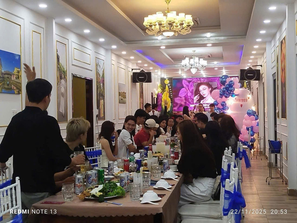 Gò Vấp ! Sang Nhượng Gấp Nhà Hàng Làng Hoa , Vị Trí Đắc Địa: Mt Đường Bờ Kè Kv Sầm Uất, Tel :