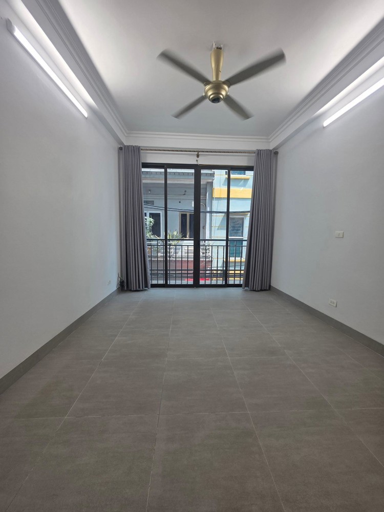 Bán Nhà - Đức Giang - Việt Hưng - Nhà 5 Tầng Dân Xây Chắc Chắn - Mặt Ngõ Ô Tô Thông - Kinh Doanh