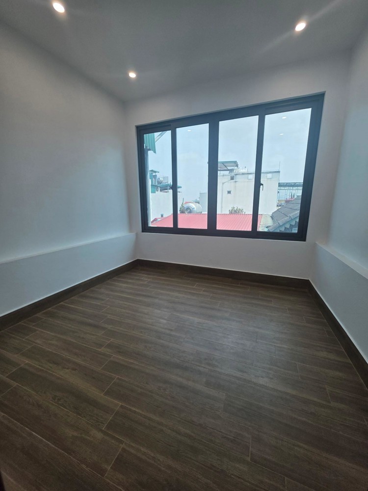 Bán Nhà - Đức Giang - Việt Hưng - Nhà 5 Tầng Dân Xây Chắc Chắn - Mặt Ngõ Ô Tô Thông - Kinh Doanh