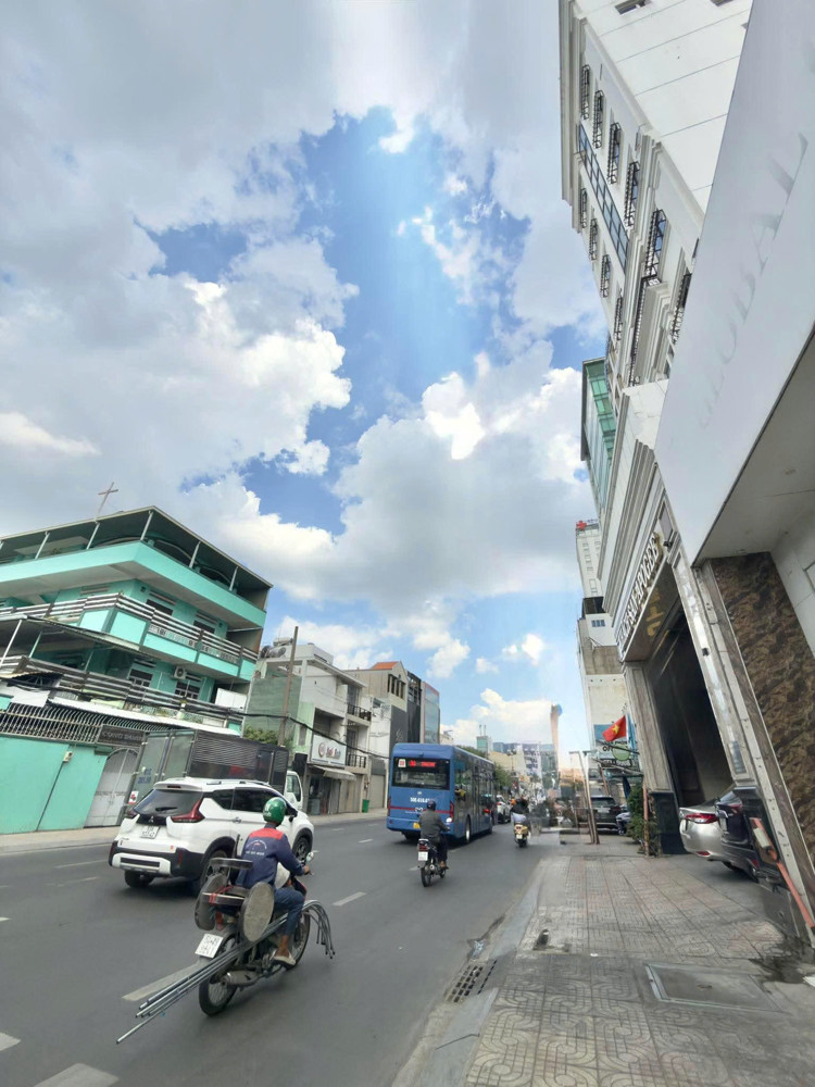 Bán Nhà Măt Tiền Đinh Bộ Lĩnh - Ngay Phan Đăng Lưu, 4,2X27m, Cấp 4 - Hđt 20 Tr, Chỉ 18,9 Tỷ
