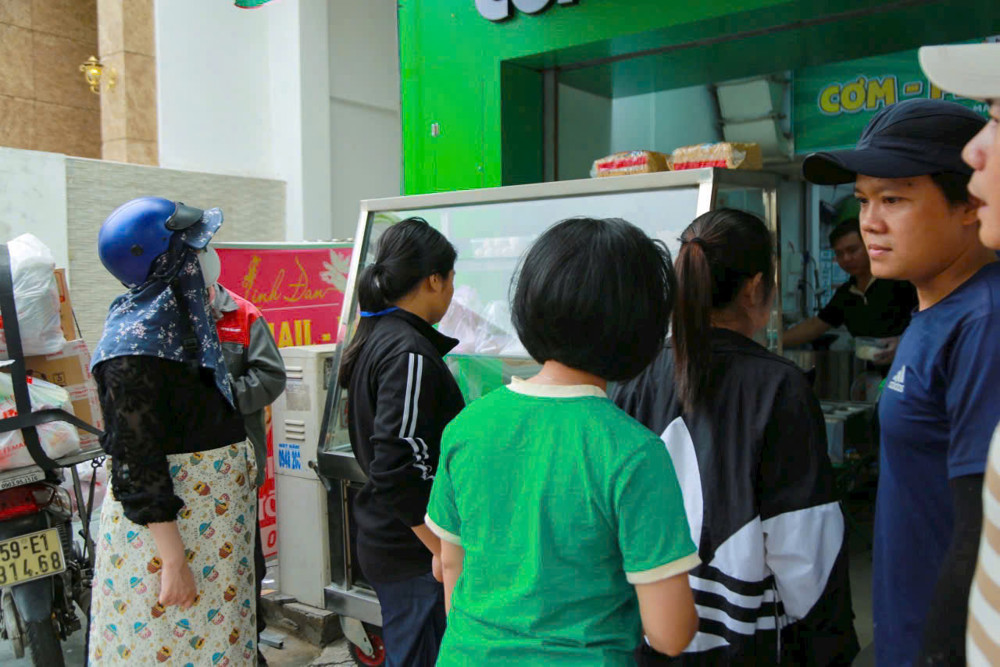 Sang Quán Cơm Máy Lạnh Vp – Gần Nhiều Toà Vp Cty , Ngân Hàng Và Căn Hộ Cao Cấp, Doanh Thu 10 – 11