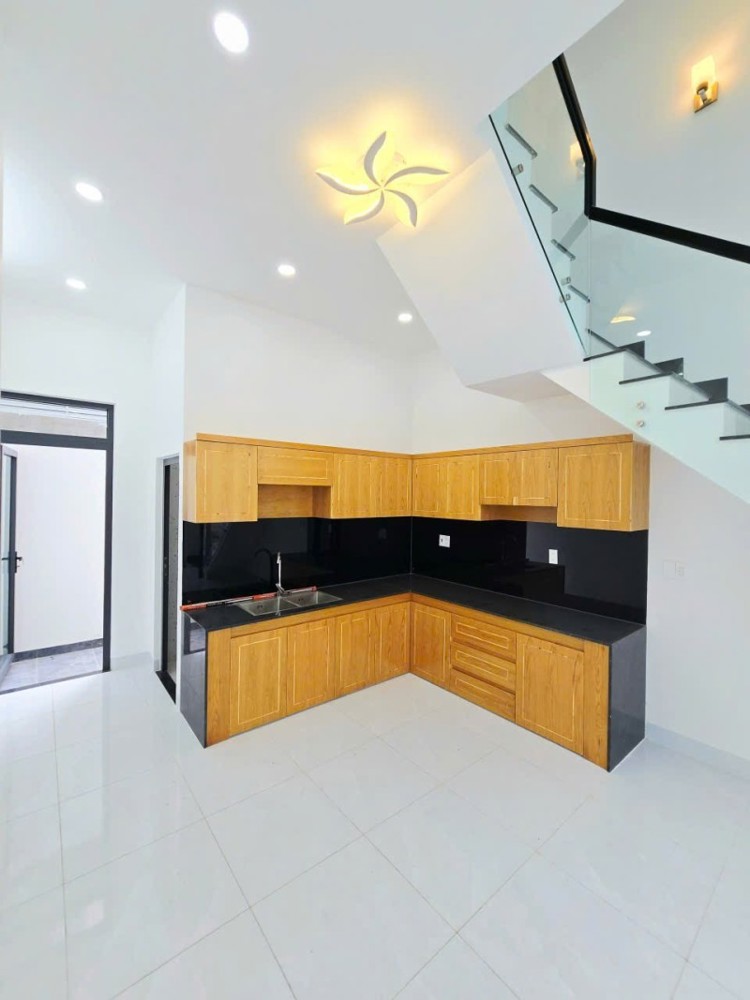 Bán Nhà Mặt Phố Đường Trường Lưu, Q9, Thủ Đức, Tp Hcm. Dt 50M2, 3 Tầng, Sh. Giá 4,7 Tỷ