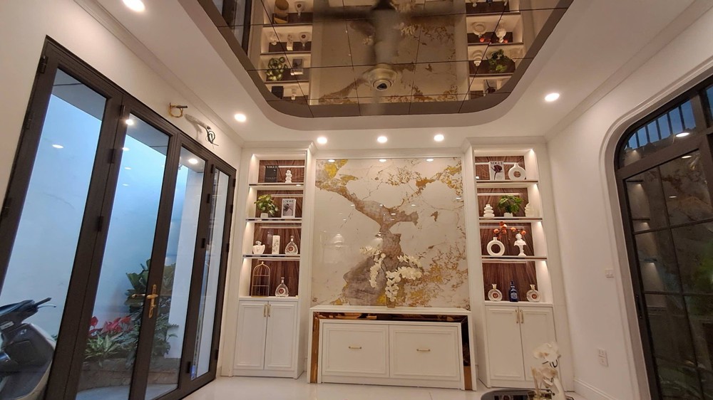 Đẹp Như Khách Sạn Nhà Xây Mới 6 Tầng Thang Máy Phố Lạc Long Quân 72M, Giá 16,2 Tỷ Gần Phố Ngõ Thông