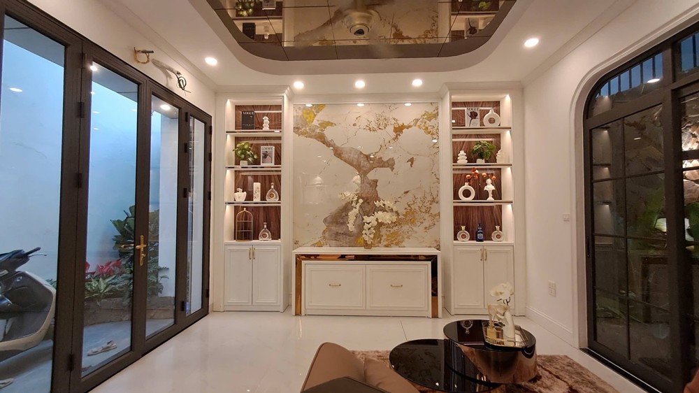 Đẹp Như Khách Sạn Nhà Xây Mới 6 Tầng Thang Máy Phố Lạc Long Quân 72M, Giá 16,2 Tỷ Gần Phố Ngõ Thông