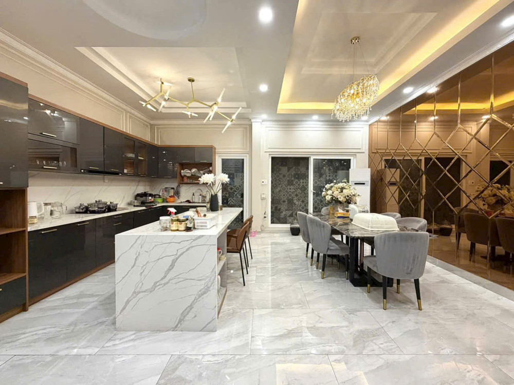 Bán Gấp Nhà Mặt Tiền Khu Vip Quận Tân Phú, Ngang 9M X 18M, 4 Tầng, Giá Chỉ 23.X Tỷ Tl