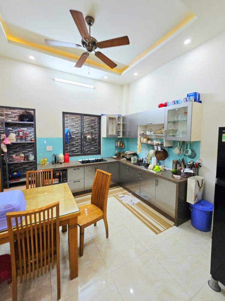 Bán Nhà Mặt Phố Đường 827, Phường Phú Hữu, Q.9, Thủ Đức, Tp Hcm. Dt 64M2, 4 Tầng, Shr. Giá - 7.85