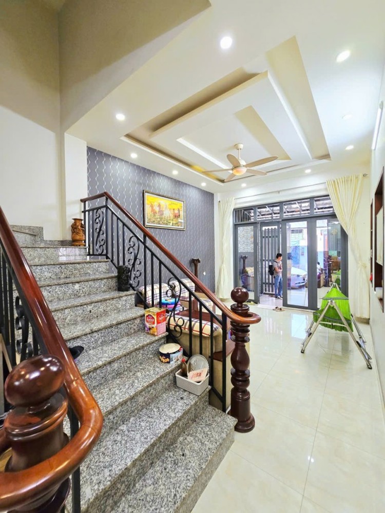 Bán Nhà Mặt Phố Đường 827, Phường Phú Hữu, Q.9, Thủ Đức, Tp Hcm. Dt 64M2, 4 Tầng, Shr. Giá - 7.85