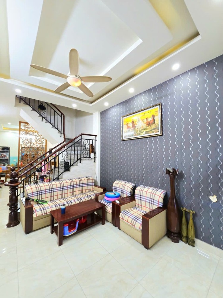 Bán Nhà Mặt Phố Đường 827, Phường Phú Hữu, Q.9, Thủ Đức, Tp Hcm. Dt 64M2, 4 Tầng, Shr. Giá - 7.85