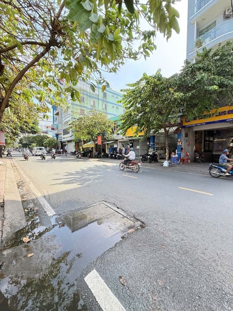Nhà 3 Tầng Hẻm Xe Hơi Bình Thới – Nhỏ Gọn Nhưng Đủ Công Năng Cho Gia Đình Trẻ