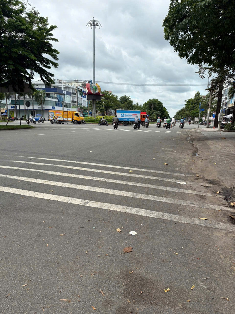 Bán Nhà Mặt Tiền Đất Vàng Tên Lửa Khu Kinh Doanh Buôn Bán Ngày Đêm - Quận Bình Tân - 90M2 - Giá
