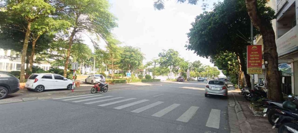 Bán Nhà Mặt Phố Việt Hưng 70M2, 5 Tầng , Lô Góc, View Công Viên- 19.X Tỷ