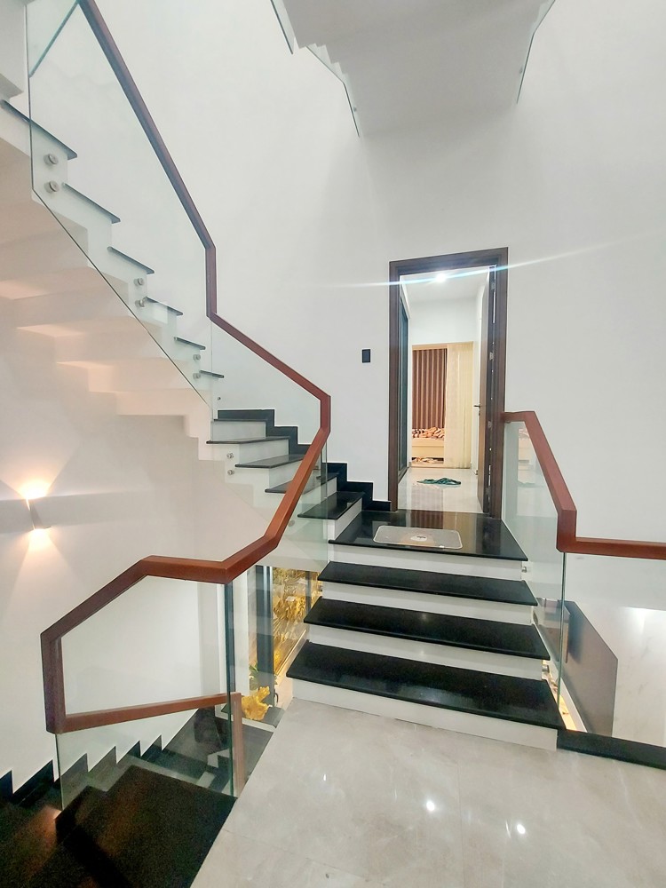 ► Mt Đường 5.5M Nhánh Lý Tự Trọng, 81M2, 2 Mặt Thoáng, 3.5 Tầng Đúc Mới Đẹp, 8.X Tỷ