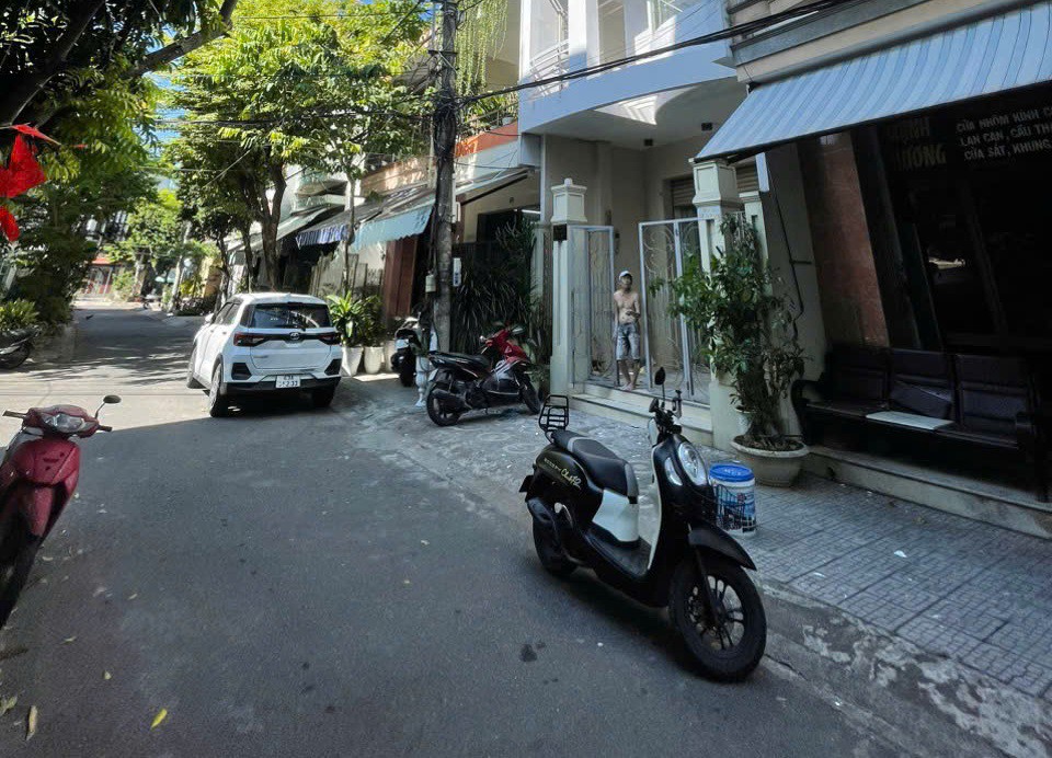 ► Mt Đường 5.5M Nhánh Lý Tự Trọng, 81M2, 2 Mặt Thoáng, 3.5 Tầng Đúc Mới Đẹp, 8.X Tỷ