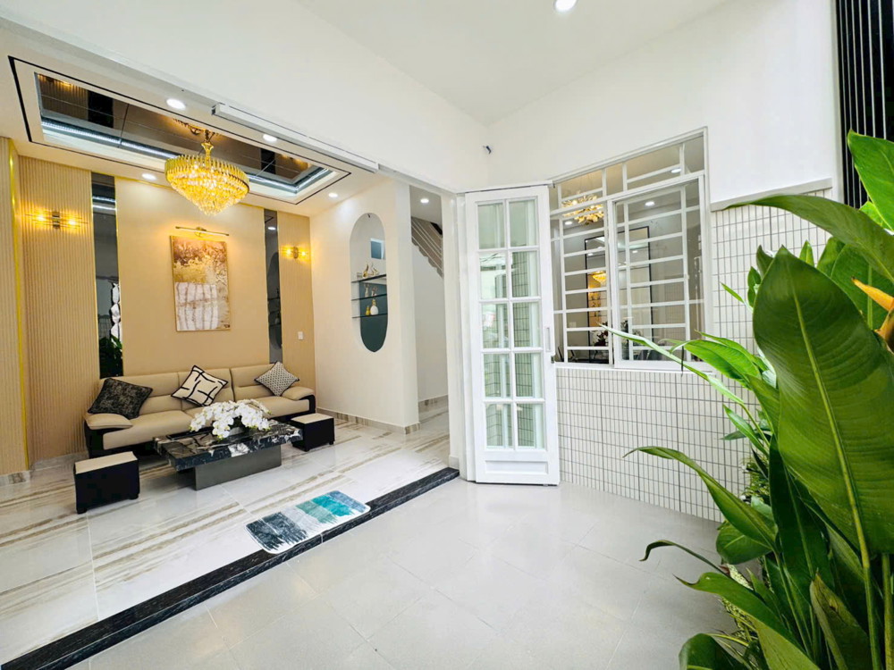 Nhà Đẹp Sang Trọng Cách Mt 10M Âu Dương Lân P3 P.chánh Hưng Q8