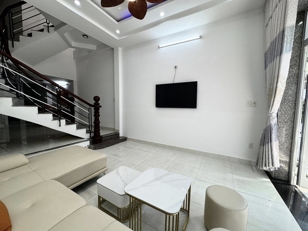 Bán Nhà 2,5 Tầng Đường Nguyễn Huy Lượng - Gần Biển