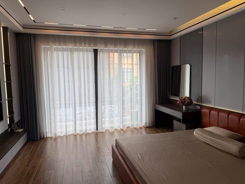 Bán Nhà Bát Khối 90M2- 5 Tầng Thang Máy- Ô Tô Tránh- Gần Hồ-- 17.X Tỷ