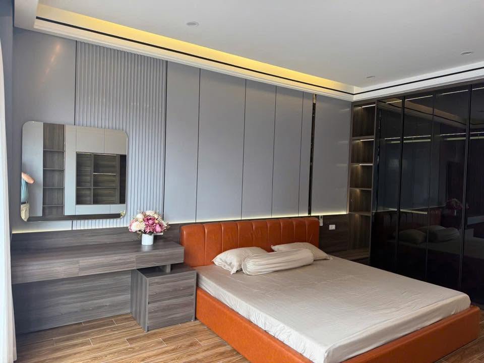 Bán Nhà Bát Khối 90M2- 5 Tầng Thang Máy- Ô Tô Tránh- Gần Hồ-- 17.X Tỷ