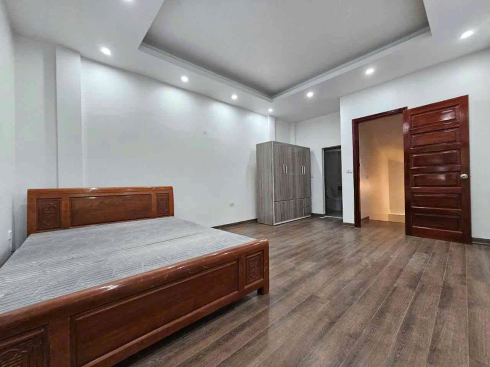 7 Tỷ Có Ngay Nhà 5 Tầng, Ô Tô Đỗ Cổng, Gần Hồ Điều Hòa Trung Tâm Thạch Bàn - Cổ Linh
