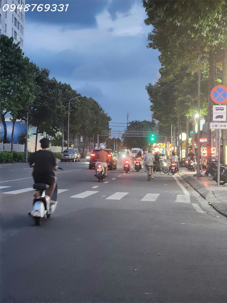 Bán Căn Hộ Dịch Vụ Âu Dương Lân Q.8 – Thang Máy – Dòng Tiền 150Tr/tháng -0948769331