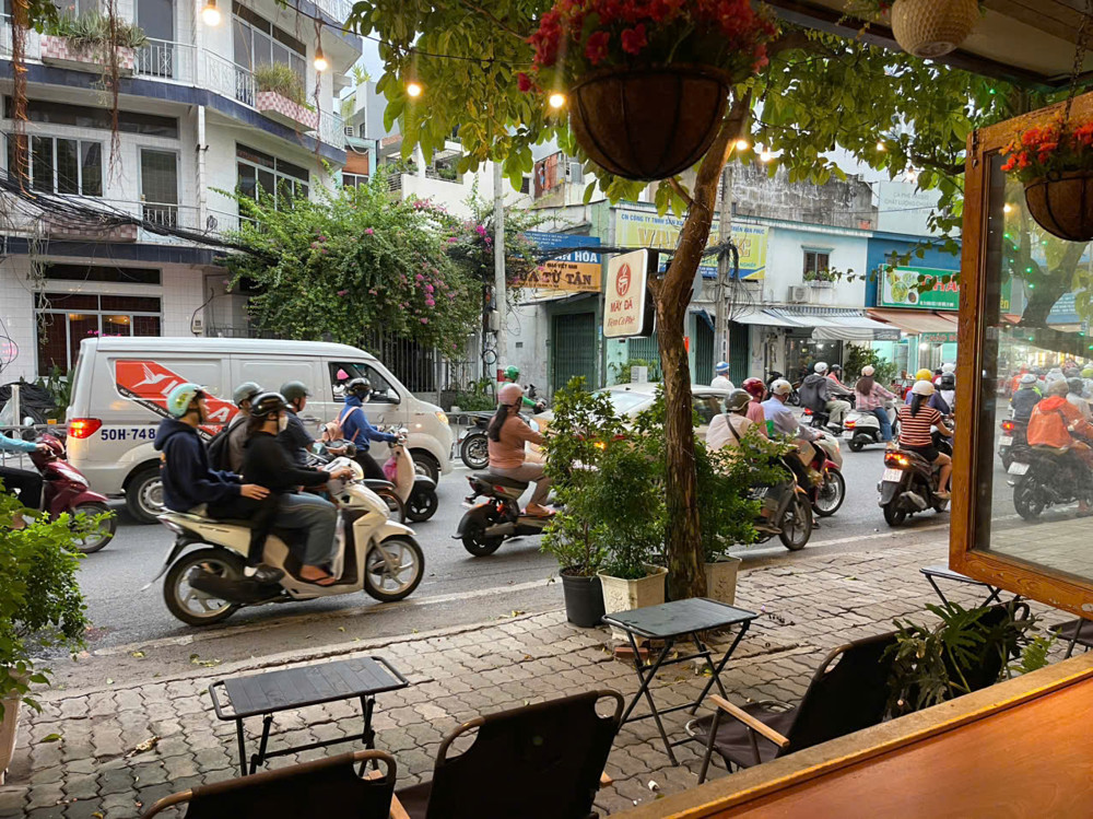 Chốt Nhanh Quán Cafe Đẹp Lắm, Dt Ngang 18M X 9M , Ngay Sát Ngã Tư Đèn Xanh Đèn Đỏ, Sang Chỉ : 320