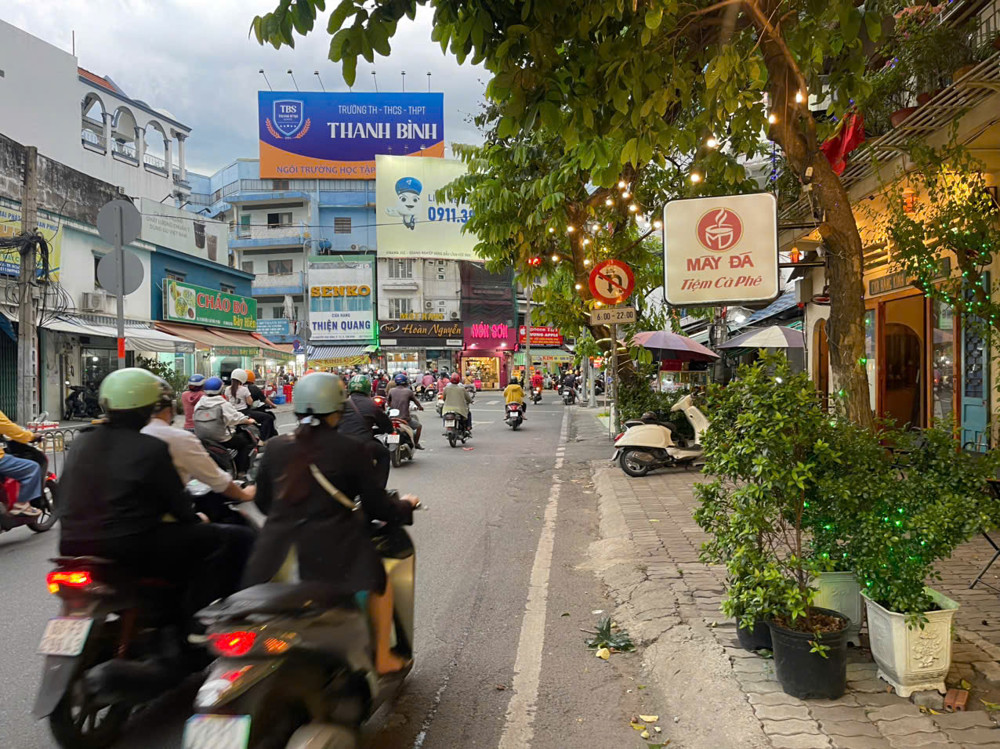 Chốt Nhanh Quán Cafe Đẹp Lắm, Dt Ngang 18M X 9M , Ngay Sát Ngã Tư Đèn Xanh Đèn Đỏ, Sang Chỉ : 320