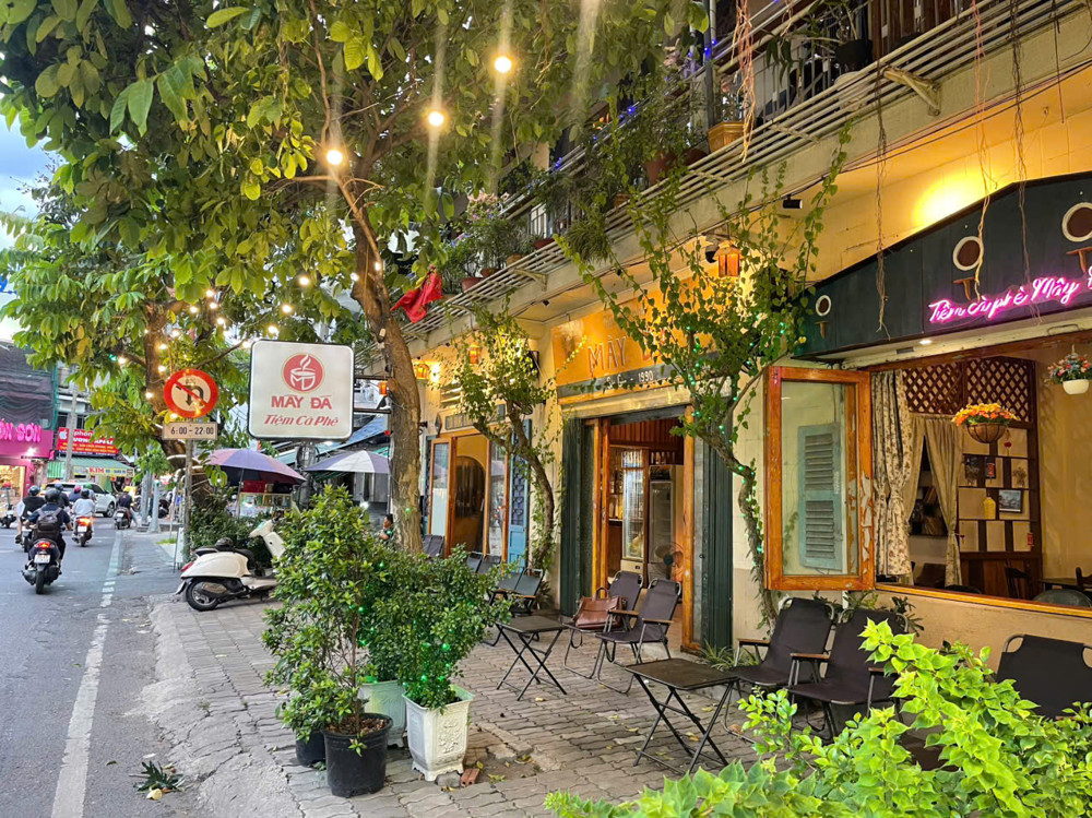 Chốt Nhanh Quán Cafe Đẹp Lắm, Dt Ngang 18M X 9M , Ngay Sát Ngã Tư Đèn Xanh Đèn Đỏ, Sang Chỉ : 320