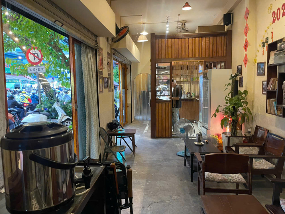 Chốt Nhanh Quán Cafe Đẹp Lắm, Dt Ngang 18M X 9M , Ngay Sát Ngã Tư Đèn Xanh Đèn Đỏ, Sang Chỉ : 320