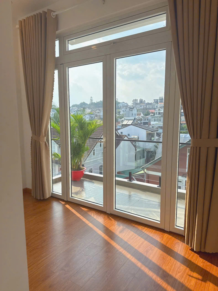Bán Nhà Phố Đẹp Nội Thất Gỗ Tự Nhiên – Đường 6M Sân Đậu Ô Tô 7 Chỗ – Ngay Chợ Ngô Quyền, Đà Lạt