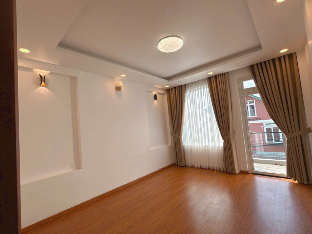 Bán Nhà Phố Đẹp Nội Thất Gỗ Tự Nhiên – Đường 6M Sân Đậu Ô Tô 7 Chỗ – Ngay Chợ Ngô Quyền, Đà Lạt