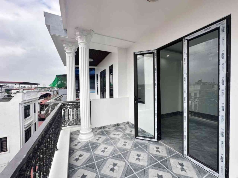 Nhà Đẹp Chợ Hàng, Ô Tô Đỗ Cửa, Bãi Đỗ Xe Ngay Trước Nhà