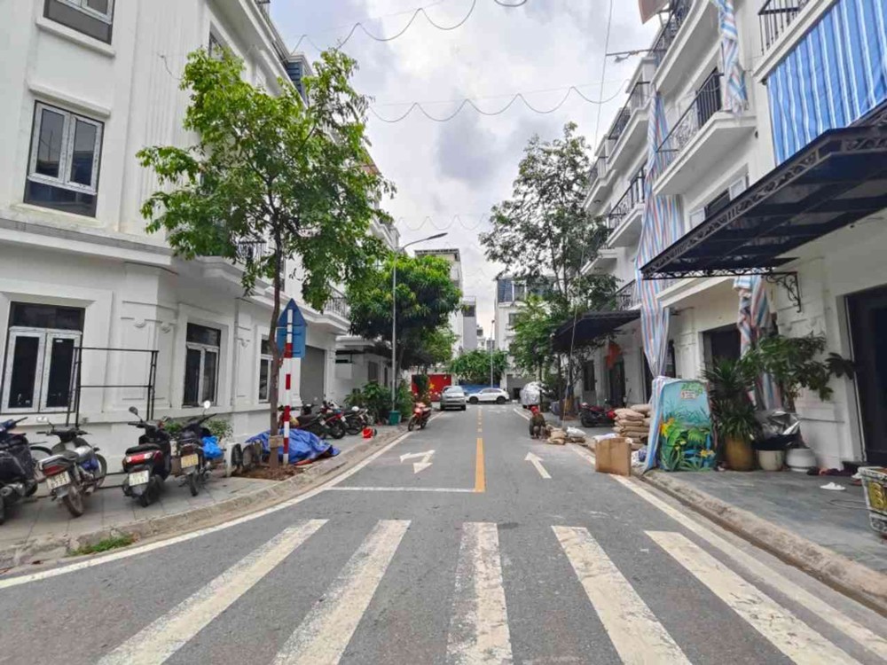Bán Nhà Lô Góc Khu Việt Pháp, 4 Tầng Xây Thô, Đã Hoàn Thiện Mặt Ngoài