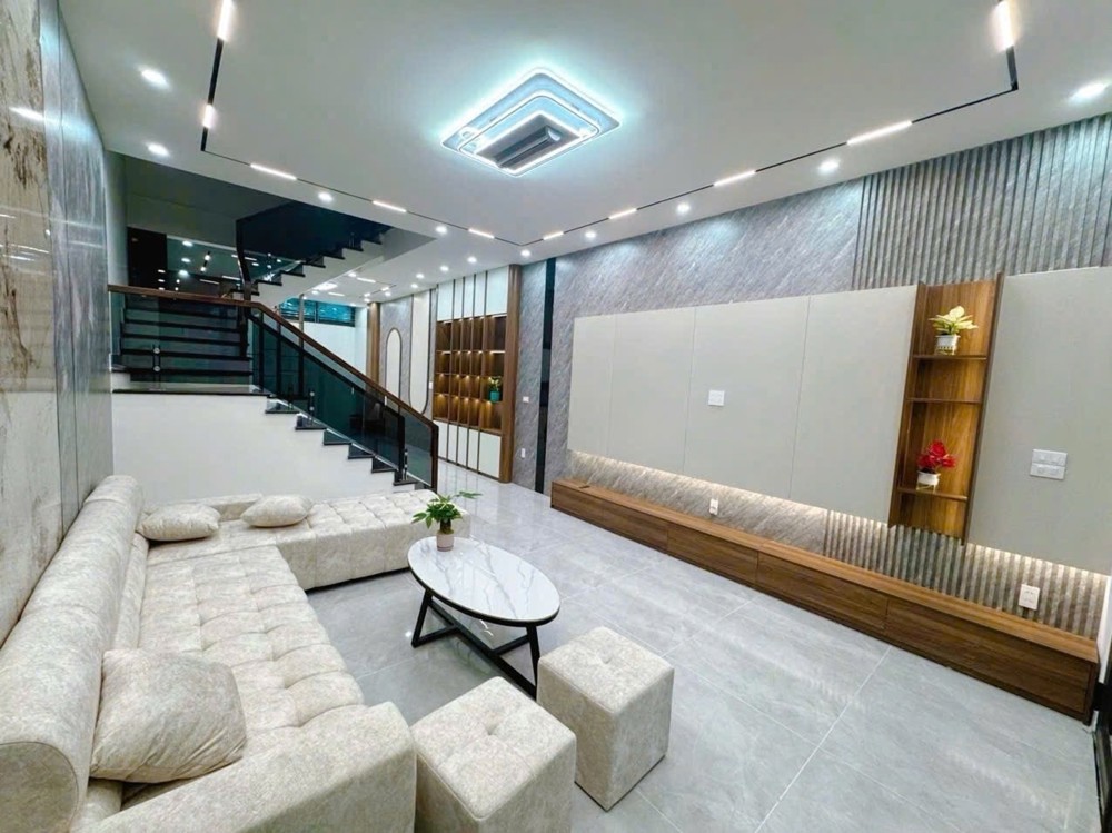 Siêu Phẩm Phố Khúc Thừa Dụ, Nhà Cách Mặt Đường Chỉ 30M