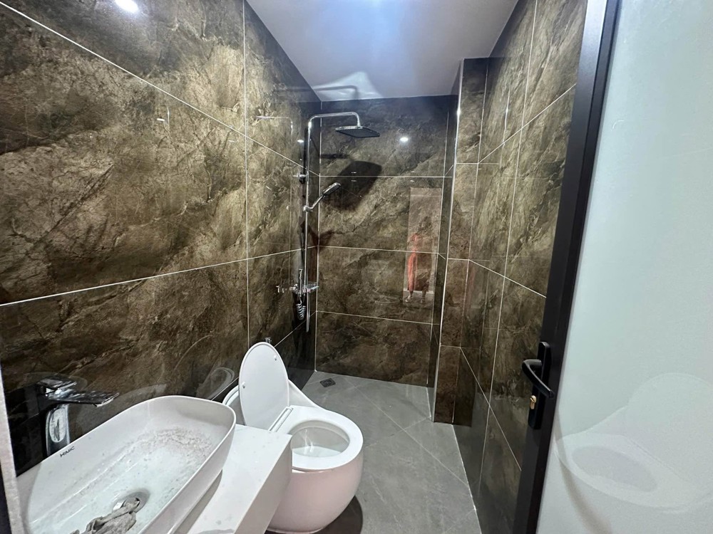 Bồ Đề ,Hồng Tiến-Nhà Đẹp .View Hồ -4 Tầng Mt:6,7M -Nhỉnh 9 Tỏi - Vị Trí Trung Tâm - Ô Tô Gần-Thoáng