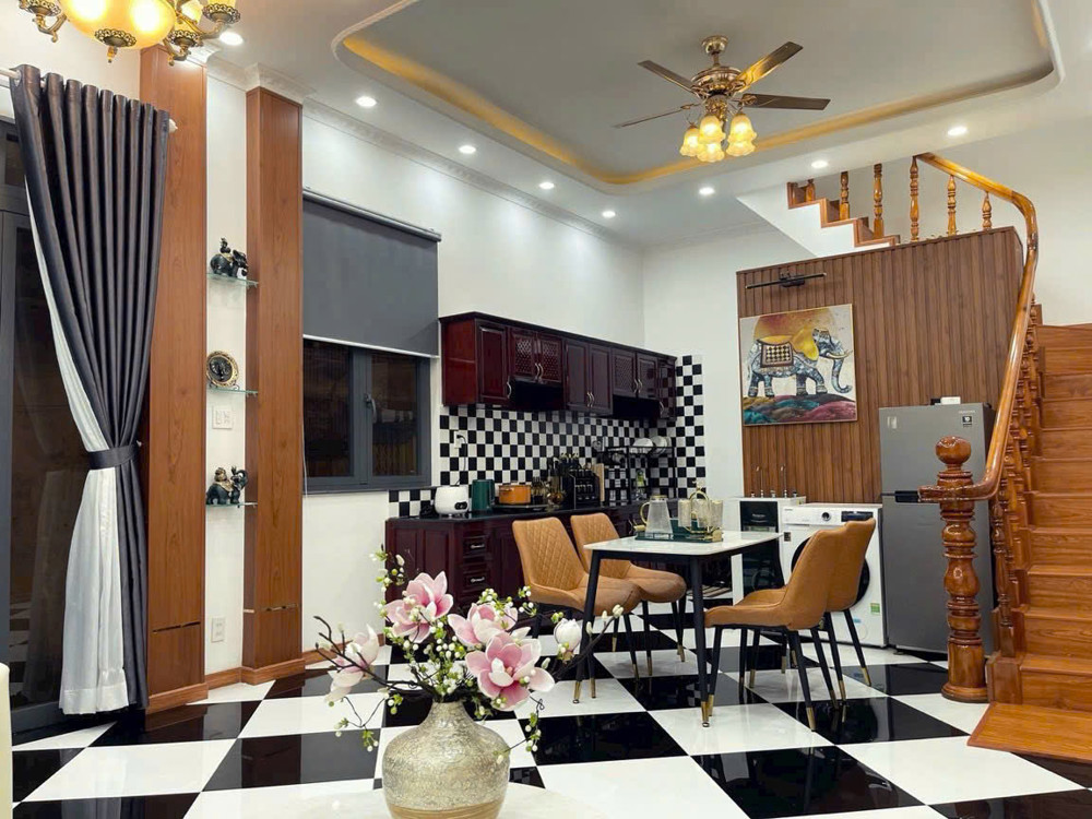 19. Nhà Lầu Full Nội Thất Sát Vincom Hùng Vương