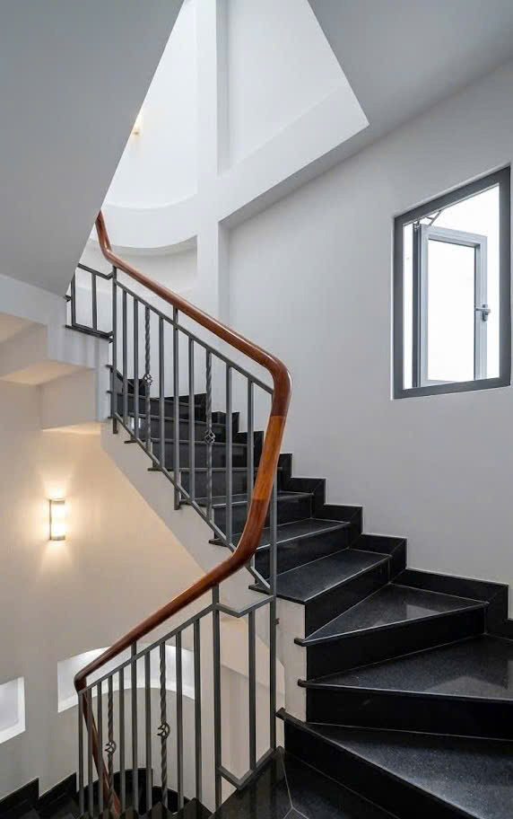 Bán Nhà Nguyễn Văn Nguyễn, Quận 1, 5 Tầng, 4.2 X 9, Giá 7 Tỷ
