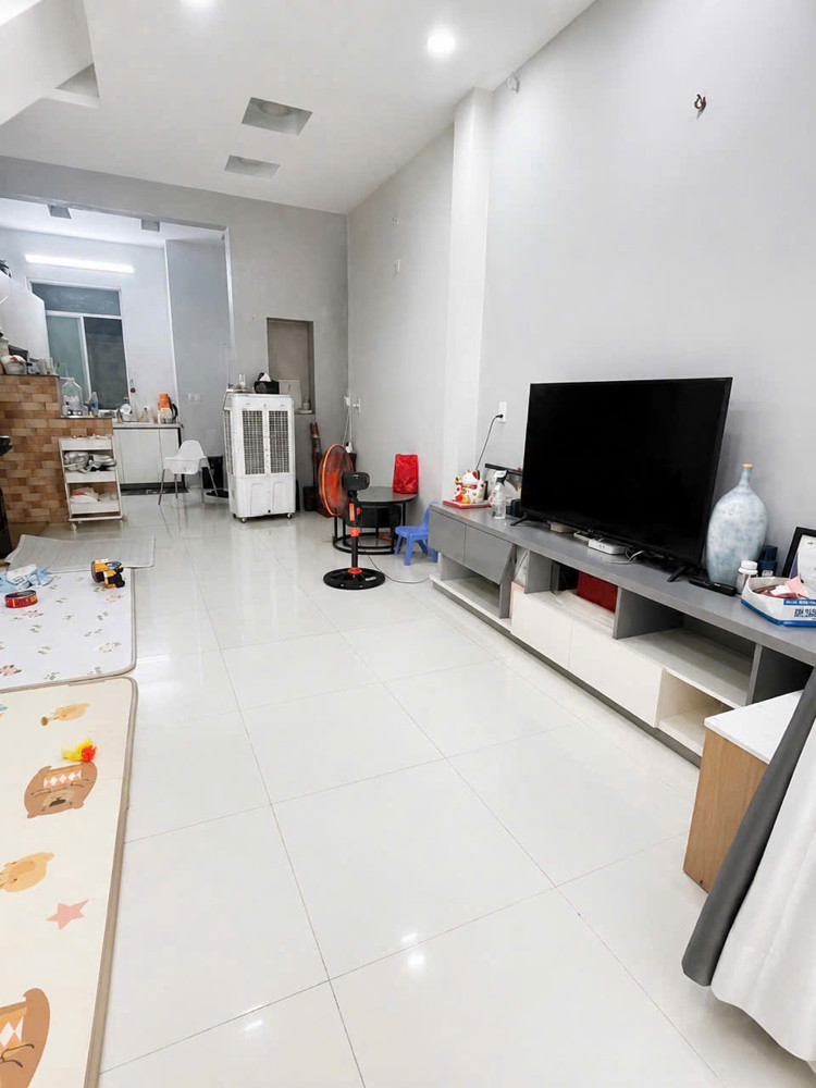 Bán Nhà Mới Ngang 4.75 X 10.6 Đúc Bê Tông Q4 Trung Tâm