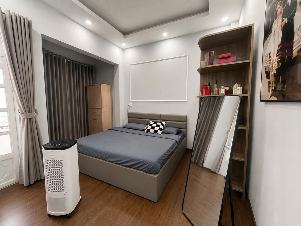 Bán Nhà Mới Ngang 4.75 X 10.6 Đúc Bê Tông Q4 Trung Tâm