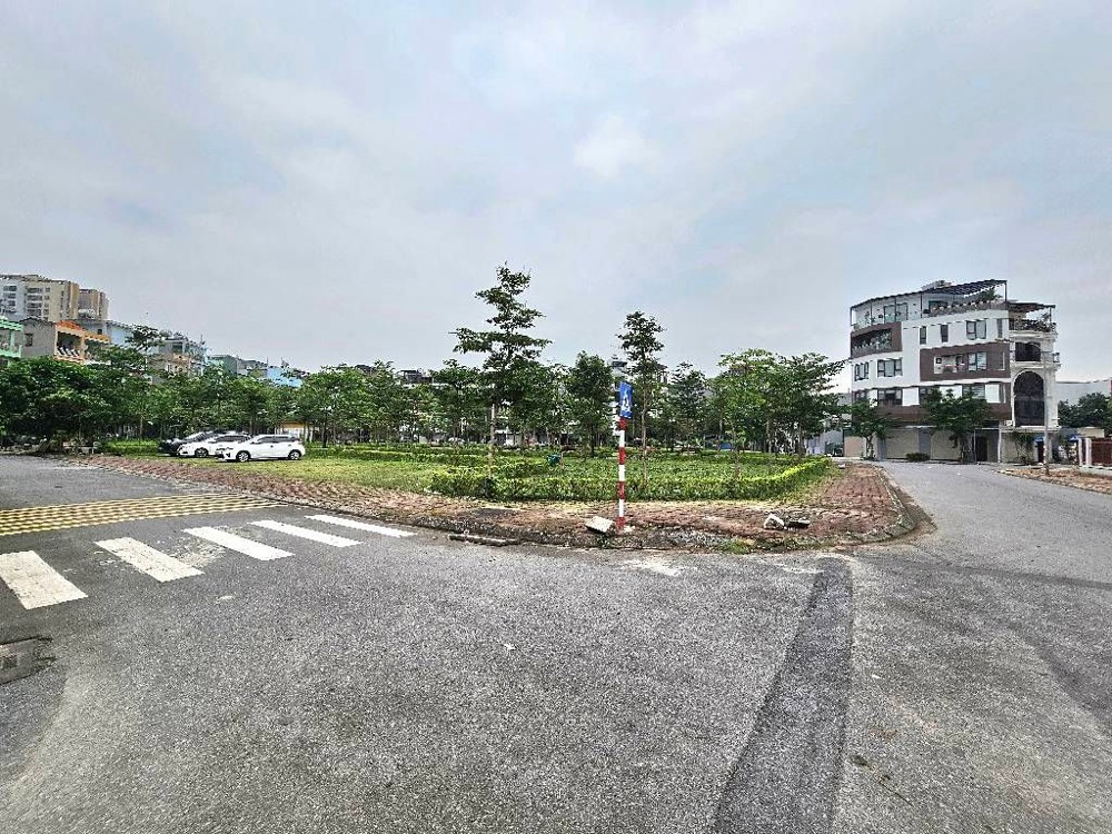 Bán Đất Việt Hưng 40M2- Vỉa Hè, Ô Tô Tránh, View Công Viên- 1X Tỷ